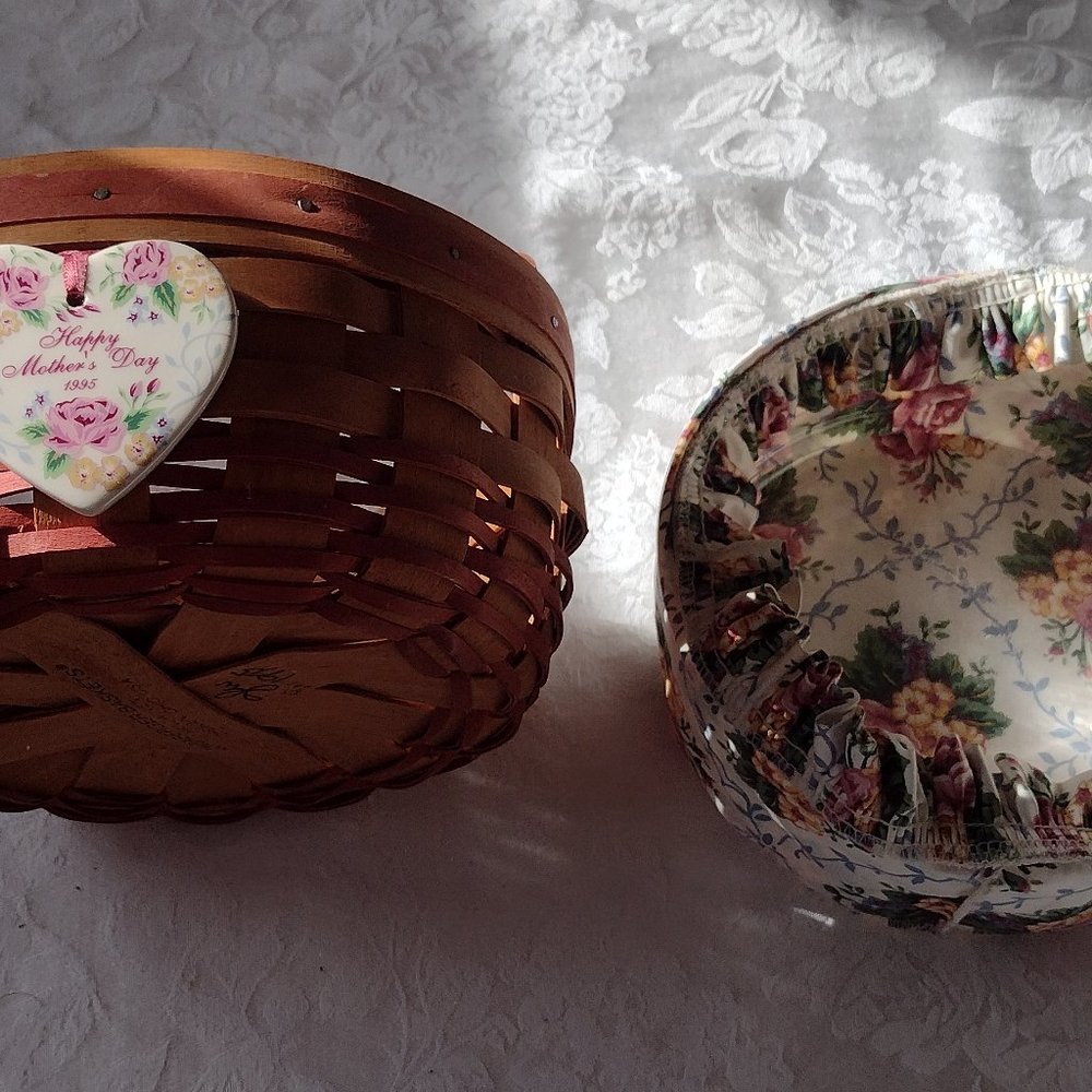 Longaberger Basket w/  Clear Liner a& Floral Cloth Liner Vintage 1995 Signed DLW